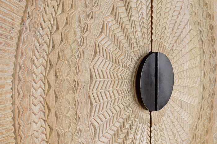 GINER Y COLOMER Armario de madera de mango con tallas circulares y base de metal